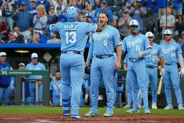 Surging Royals aim for sweep against tumbling Twins