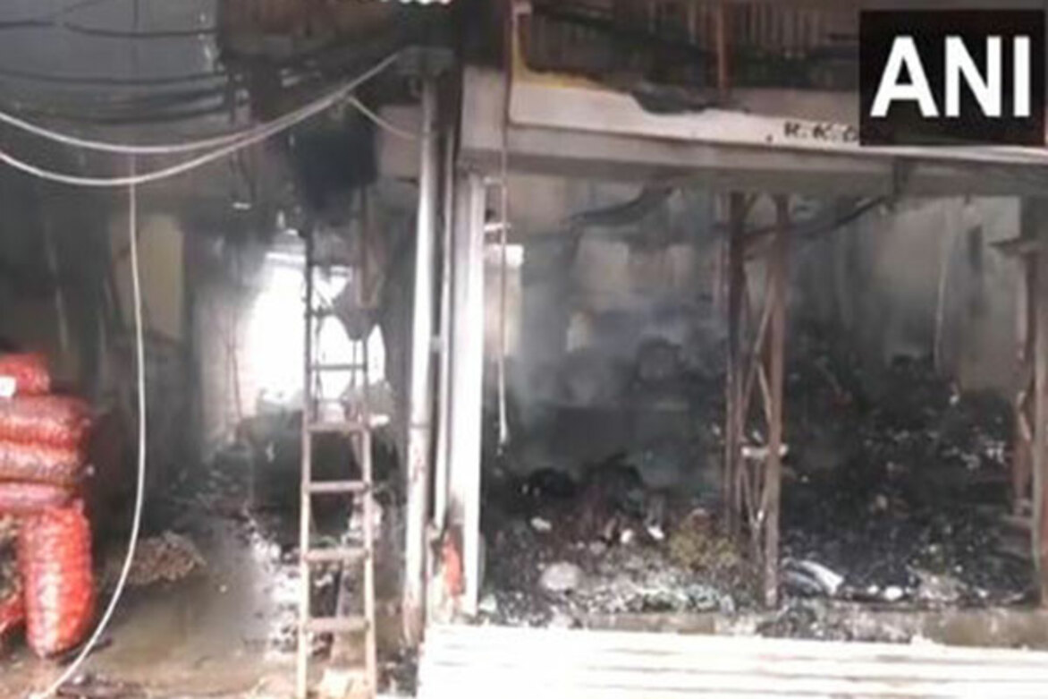 Kolkata: Massive fire breaks out at Khidirpur wholesale market