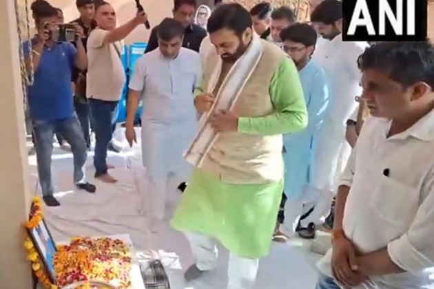 Haryana CM meets family of IAF pilot killed in Jaguar crash, honours Squadron leader's bravery