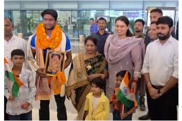 Bihar Sports Minister Shreyasi Singh felicitates Hockey U-18 Asia Cup gold medalist Sawan Kumar
