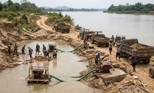 Mineração ilegal de areia em rio (imagem gerada por IA)