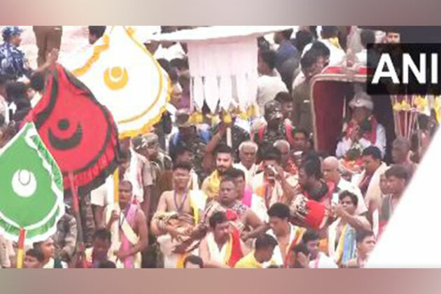 Odisha: Gajapati Maharaja performs Chhera Pahanra ritual, sweeps Rath Yatra chariots with golden broom in Puri