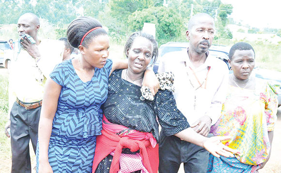 Abamu ku booluganda lwa Byakatonda nga baazirana. Abamu ku booluganda lwa Byakatonda nga baazirana.