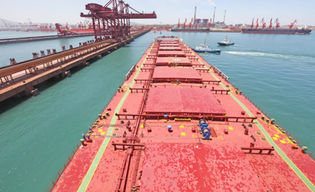Navio de minério de ferro no porto de Qingdao, na China