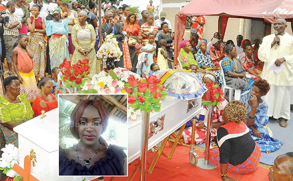 Abakungubazi mu kusabira omubiri gwa Mbabazi. Mu katono nga bw’abadde afaanana. Abakungubazi mu kusabira omubiri gwa Mbabazi. Mu katono nga bw’abadde afaanana.