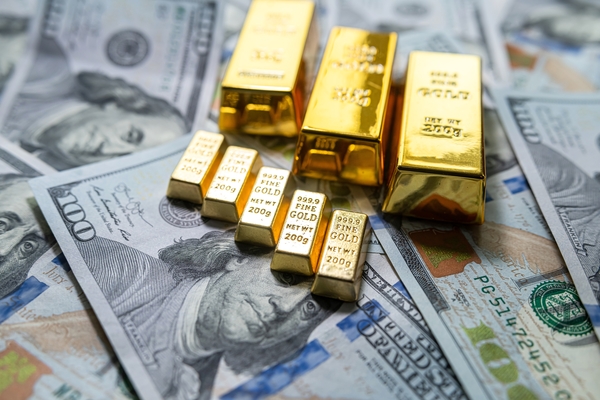 Gold posts new record before easing