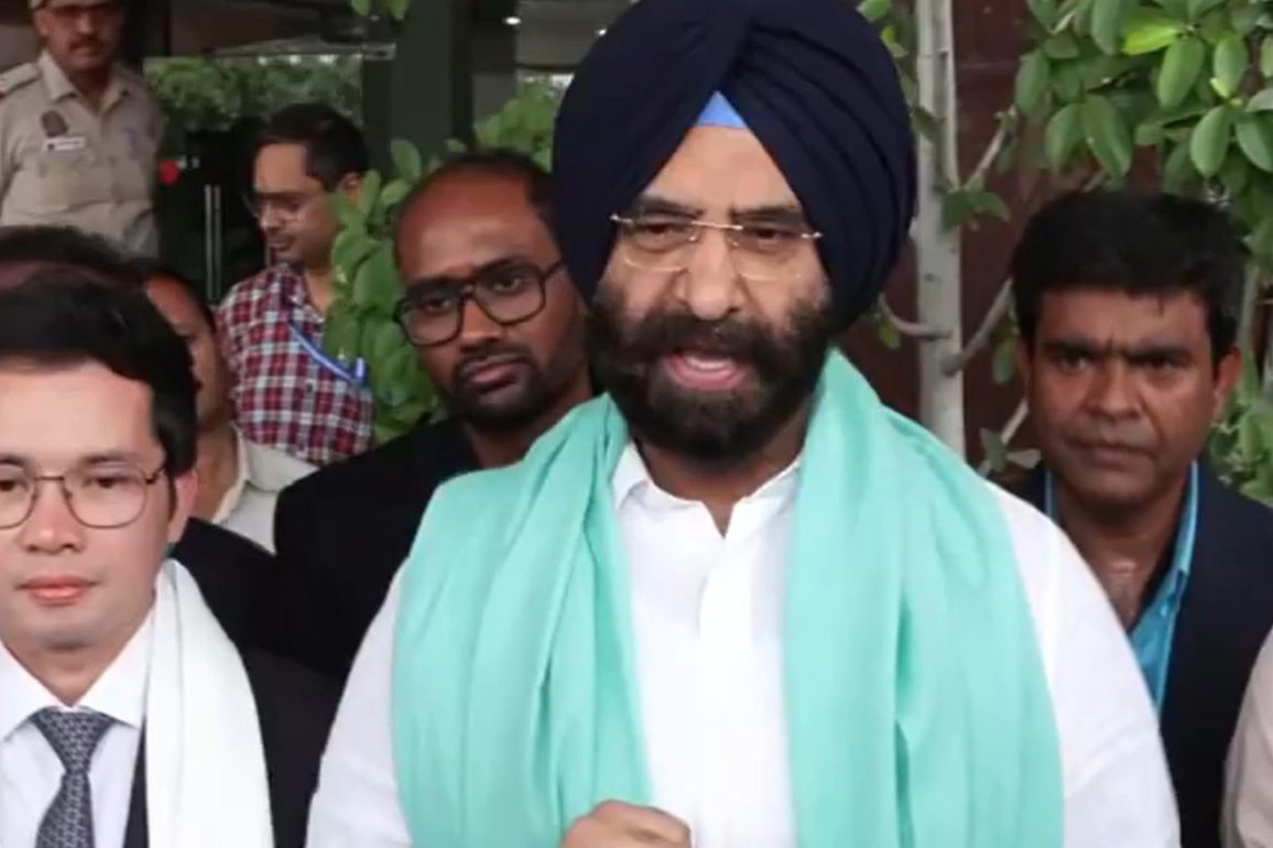 Delhi Minister Manjinder Sirsa flags off Green SM's electric taxi service