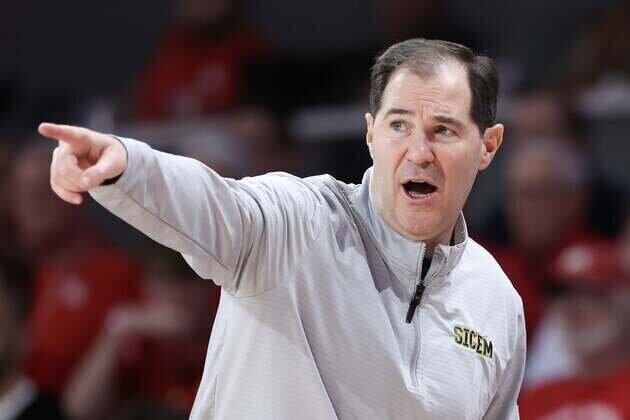 Second-half surge lifts Baylor over Minnesota in Crown quarterfinals