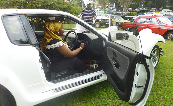 Omukyala ng'agezesa mmotoka ya Kakooza enkadde Omukyala ng'agezesa mmotoka ya Kakooza enkadde