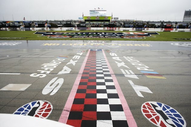 Kyle Busch wins in Texas to keep streak alive