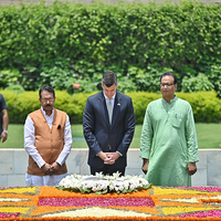Paraguay President Palacios pays tribute to Mahatma Gandhi at Rajghat