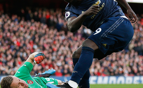 Lukaku owa ManU ng'agezaako okuyisa omupiira ku mukwasi wa Arsenal, Bernd Leno. Lukaku owa ManU ng'agezaako okuyisa omupiira ku mukwasi wa Arsenal, Bernd Leno.