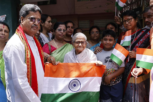 Tripura CM Manik Saha distributes national flags as part of 'Har Ghar Tiranga' campaign