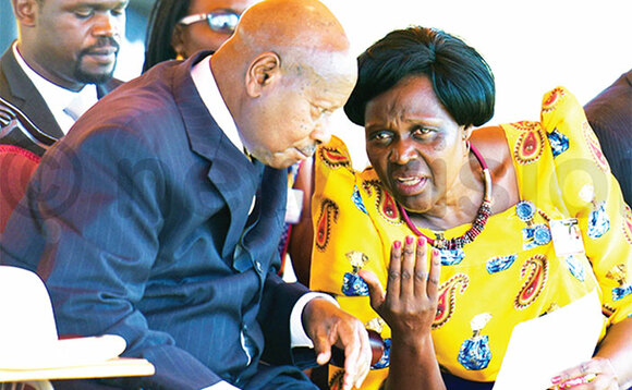 Pulezidenti Museveni ne minisita Anywar eyasala eddiiro okuva mu FDC. Pulezidenti Museveni ne minisita Anywar eyasala eddiiro okuva mu FDC.