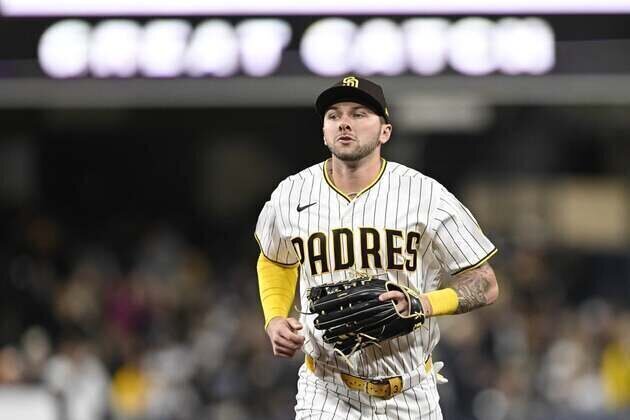 Padres' Jackson Merrill suffers apparent back injury