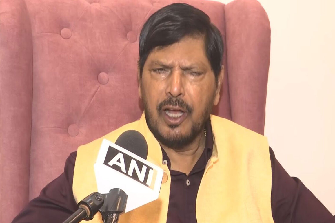 "This amounts to disrespecting Constitution": Ramdas Athawale condemns shoe-hurling attempt on CJI