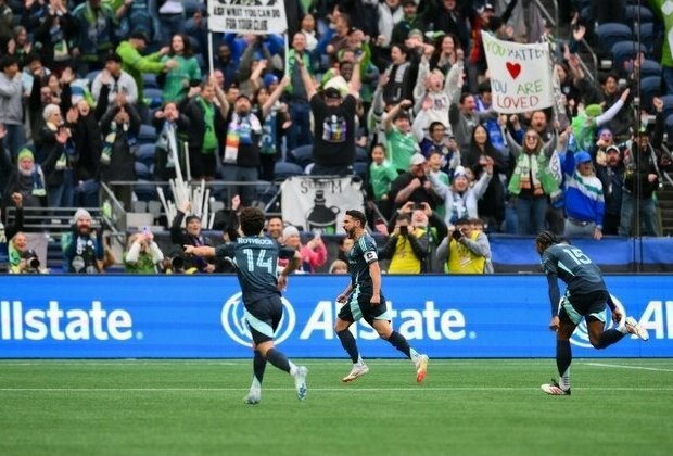 Jordan Morris' historic goal helps Sounders pound LAFC