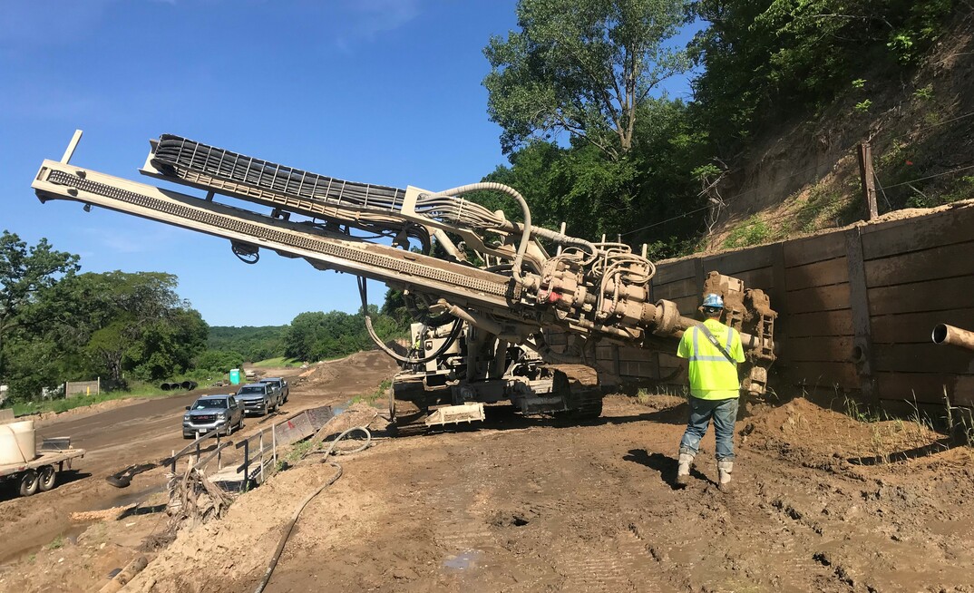A Comacchio MC 28 HD with double-head system has been used to install temporary casing on the Flying Cloud Drive project in Minnesota