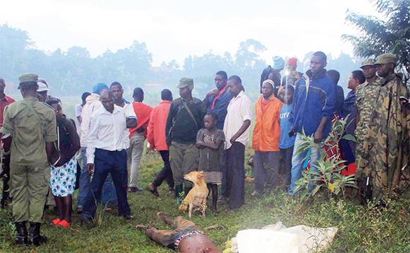 Abatuuze nga beetegereza omulambo gwa Twesigye eyattiddwa. Abatuuze nga beetegereza omulambo gwa Twesigye eyattiddwa.