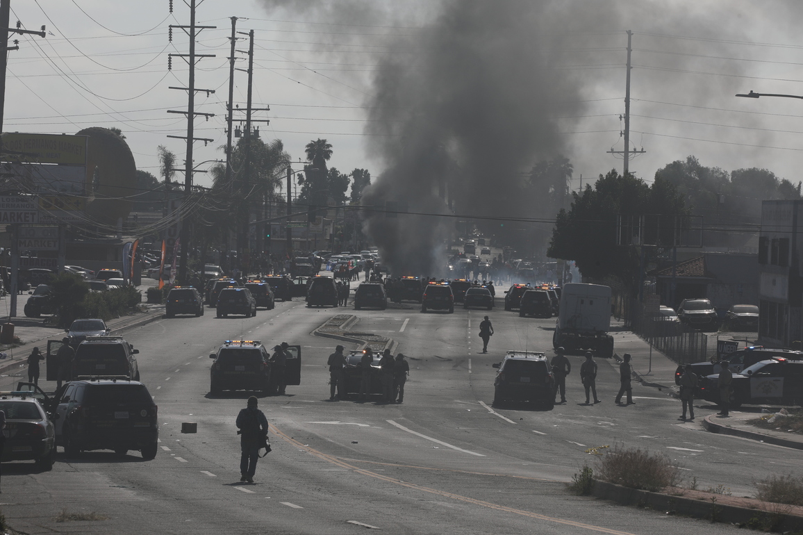 (SpotNews)U.S.-CALIFORNIA-LOS ANGELES-IMMIGRATION AGENTS-PROTESTORS-CLASH