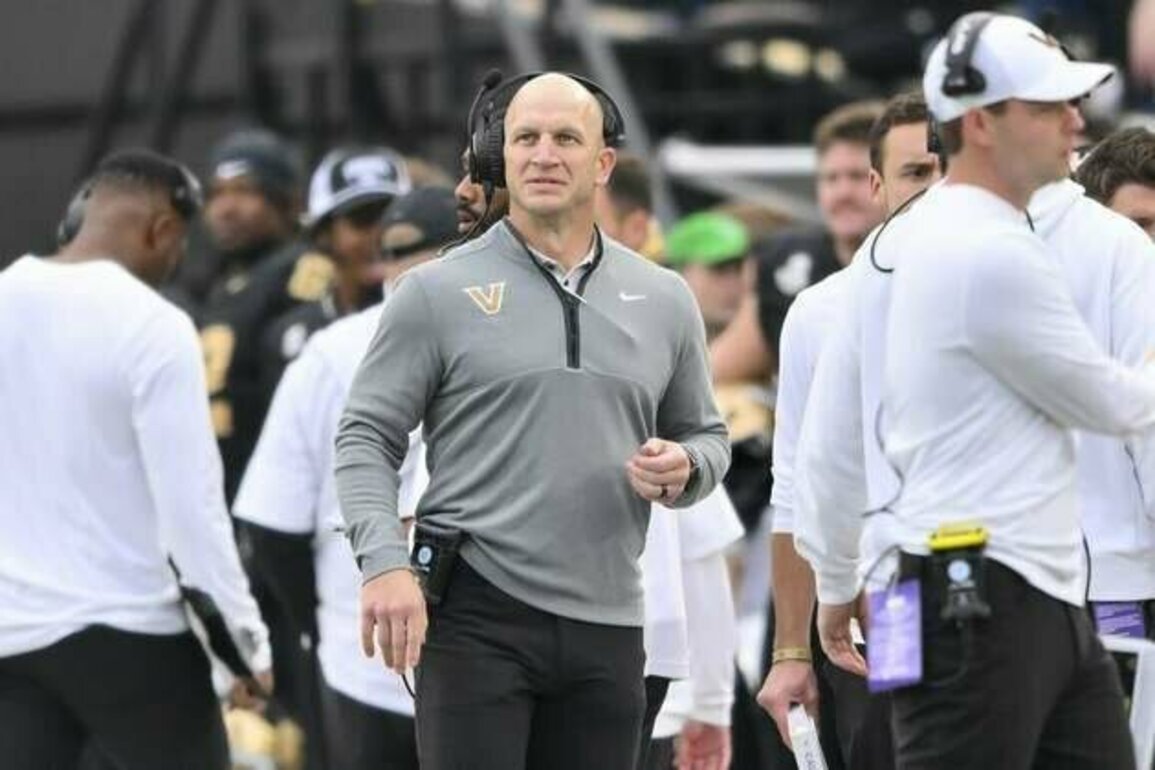 Vanderbilt's Clark Lea receives contract extension