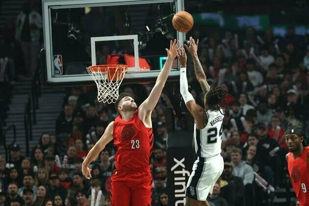 De'Aaron Fox's season-high 37 spark Spurs past Blazers
