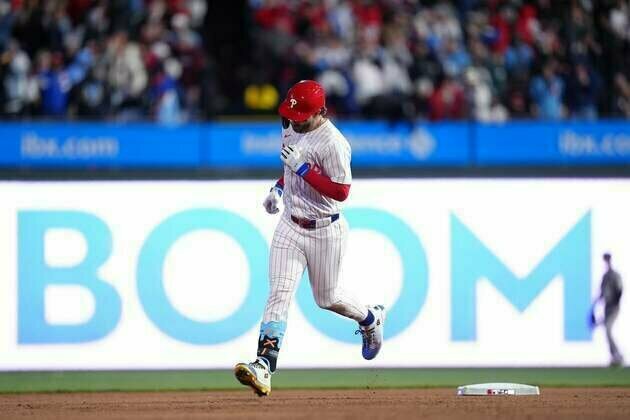 J.T. Realmuto, Bryce Harper slug Phillies past Giants