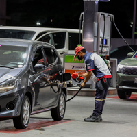THE PHILIPPINES-QUEZON CITY-VEHICLES-REFUELING