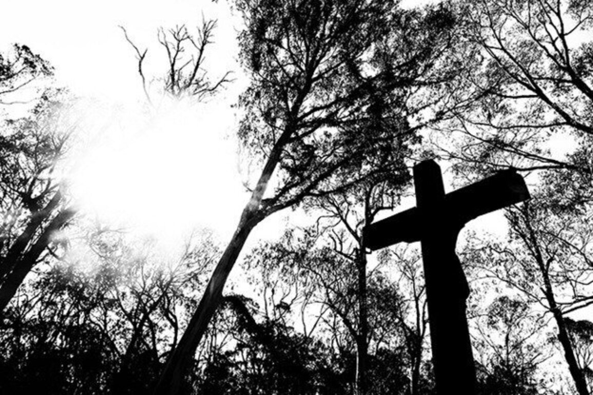 A phoenix from the ashes: Caveat crucifix denies bushfire