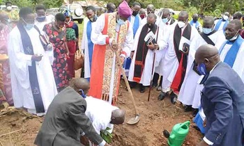 Omulabirizi Luwalira ng'asimba omuti. Omulabirizi Luwalira ng'asimba omuti.