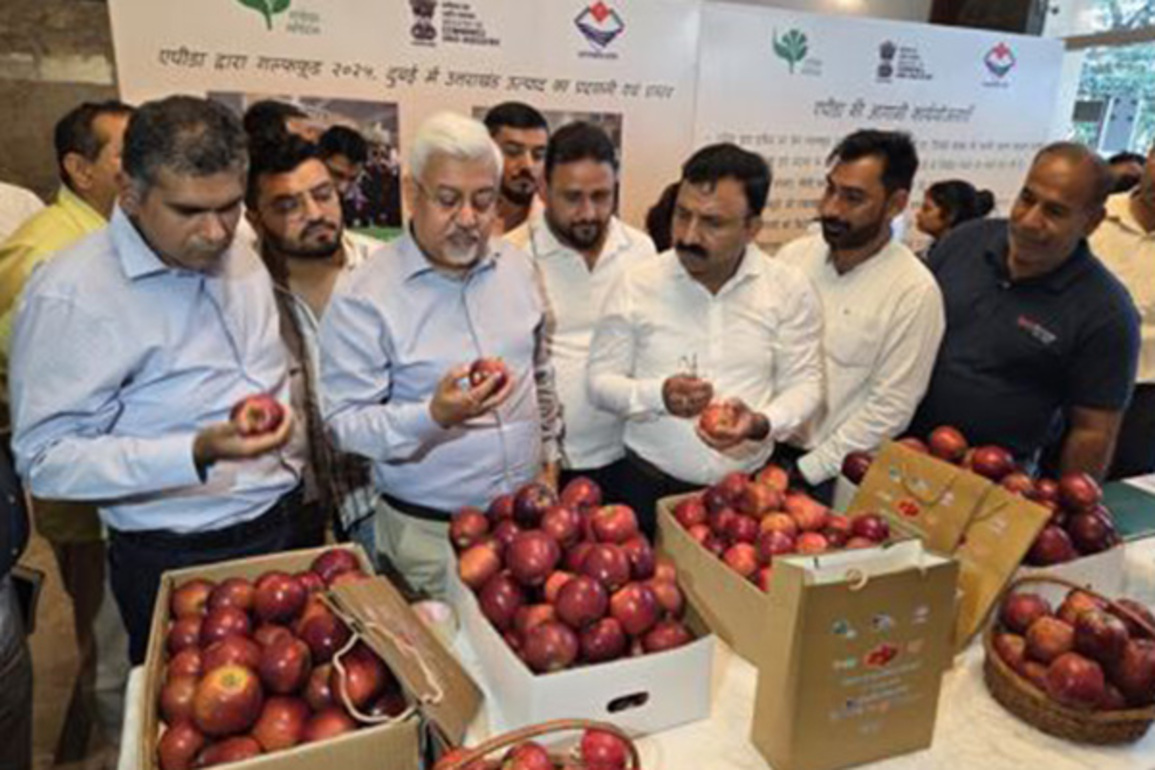 Commerce Secretary flags off 1st trial shipment of Garhwali apples from Dehradun to Dubai
