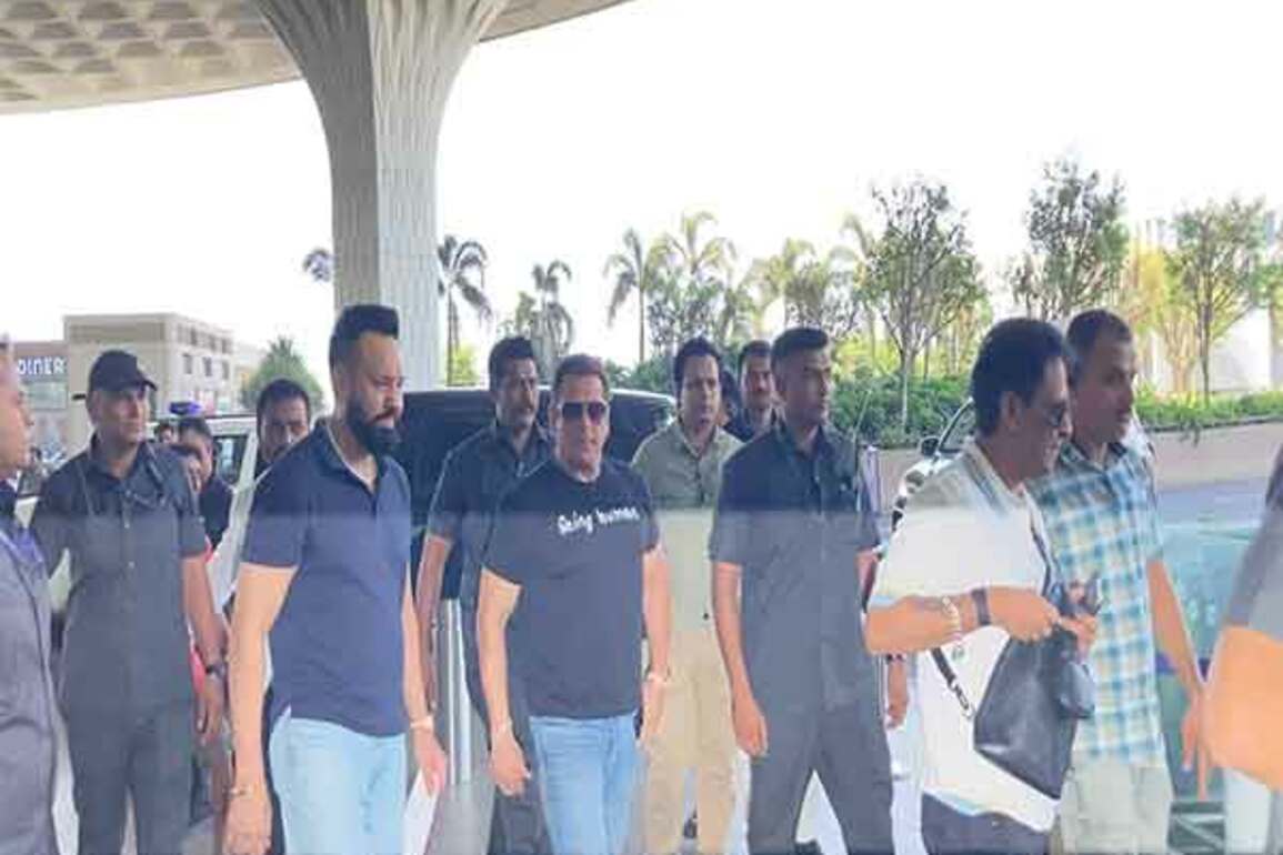 Salman Khan spotted at Mumbai airport, smiles for paparazzi