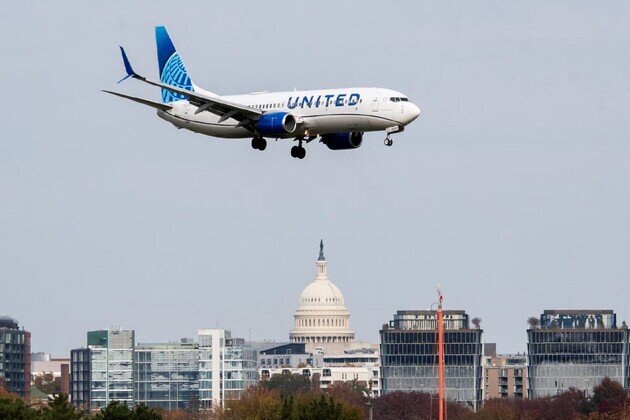 United Airlines flight diverted to Pittsburgh over "possible security issue"; passengers evacuate via emergency slides