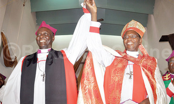 Ssaabalabirizi wa Uganda, Stanley Ntagali (ku ddyo) lwe yatuuza Mutebi ng’Omulabirizi omubeezi ow’Obulabirizi bwa Kampala. Ssaabalabirizi wa Uganda, Stanley Ntagali (ku ddyo) lwe yatuuza Mutebi ng’Omulabirizi omubeezi ow’Obulabirizi bwa Kampala.