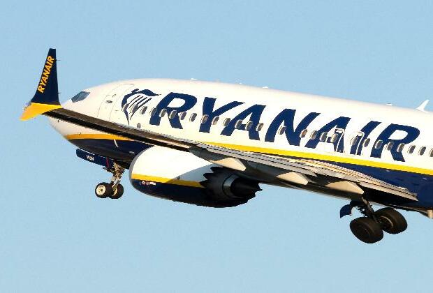 Ryanair to cut UK flights by 10%, CEO criticizes budget air tax rise