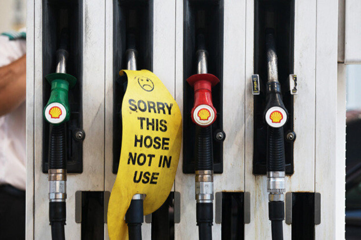 Fuel shortages in Australia spread to hundreds of service stations