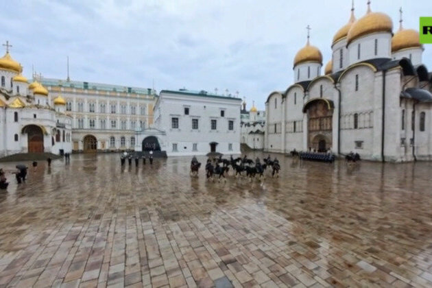 Elite Kremlin guards horseback display as regiment turns 90