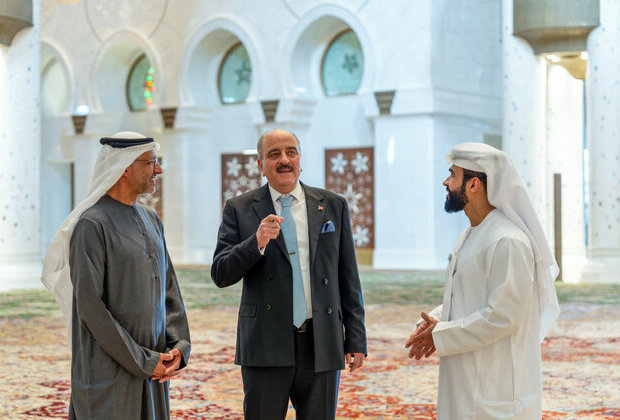 Tunisia's FM visits Sheikh Zayed Grand Mosque in Abu Dhabi