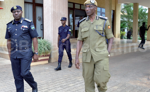 Kayihura ( ku ddyo) ng’ali ne Gasana ow’e Rwanda. Kayihura ( ku ddyo) ng’ali ne Gasana ow’e Rwanda.