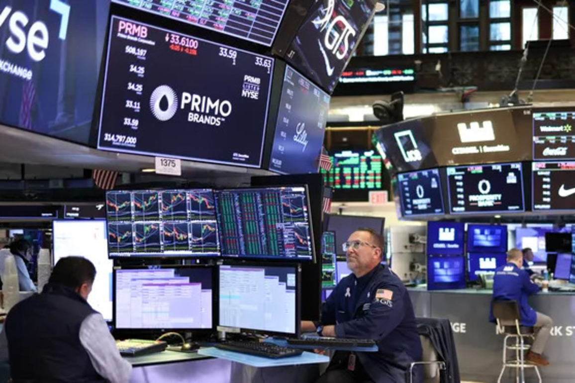 U.S. stocks finish in positive territory Thursday, dollar mixed