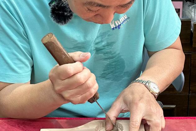 In Guangzhou, the last traditional pastry mold maker races against machines