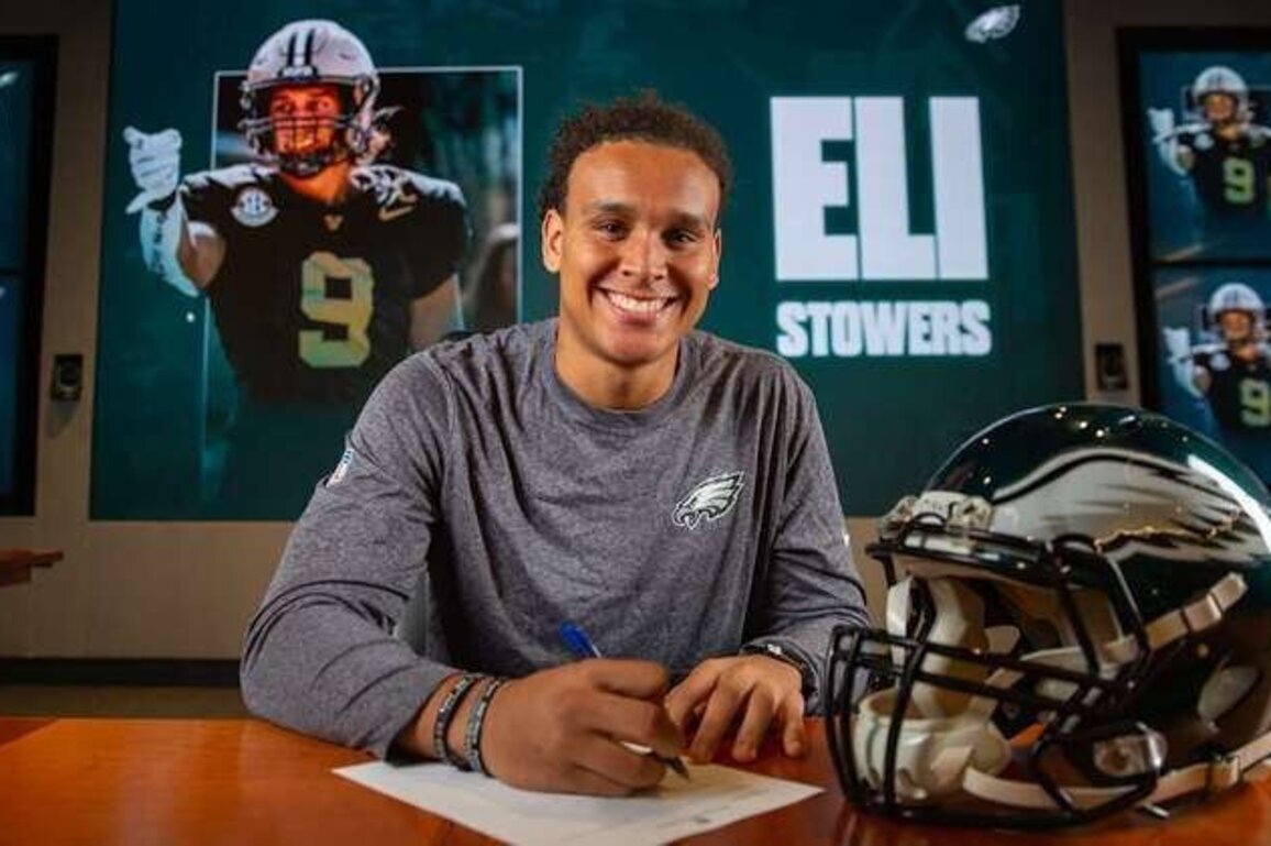 Eagles sign TE Eli Stowers