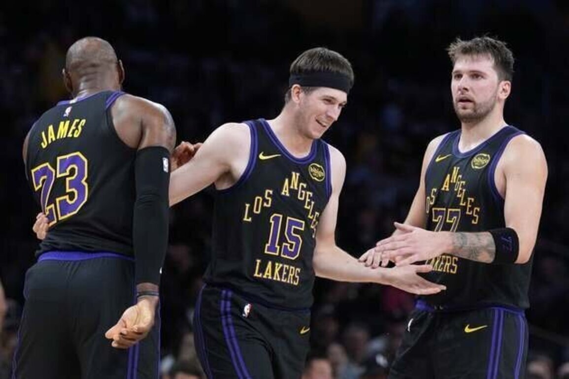 Lakers' star trio back together to battle resurgent Clippers
