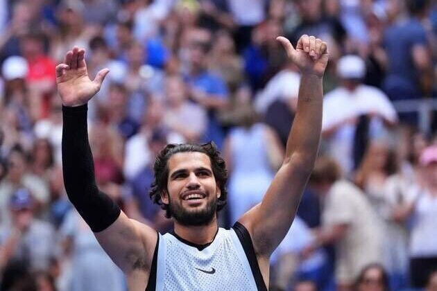 No. 2 Carlos Alcaraz sweeps No. 20 Tommy Paul to reach US Open quarters
