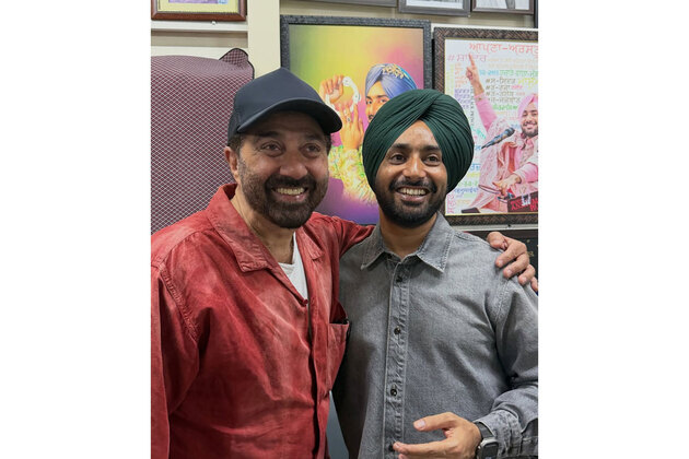 Sunny Deol meets with Punjabi singer Satinder Sartaaj