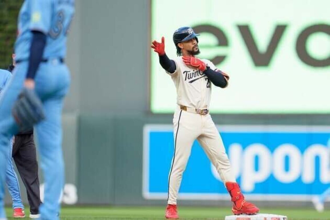 Twins bats come alive late to take down Jays in series opener