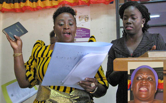 Esther Nakyazze Baroma ng' alayizibwa Stella Okwong ku kifo ky'obwa nnabakyala wa disitulikiti y'e Mukono. Mu katono ye Hajati Kibowa. Esther Nakyazze Baroma ng' alayizibwa Stella Okwong ku kifo ky'obwa nnabakyala wa disitulikiti y'e Mukono. Mu katono ye Hajati Kibowa.