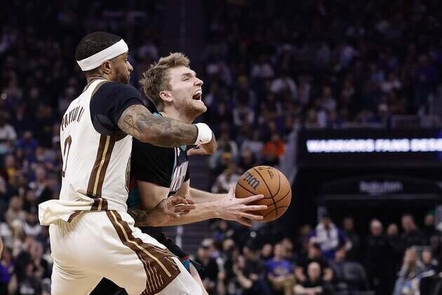 Warriors rally late, stun Grizzlies in battle of short-handed teams