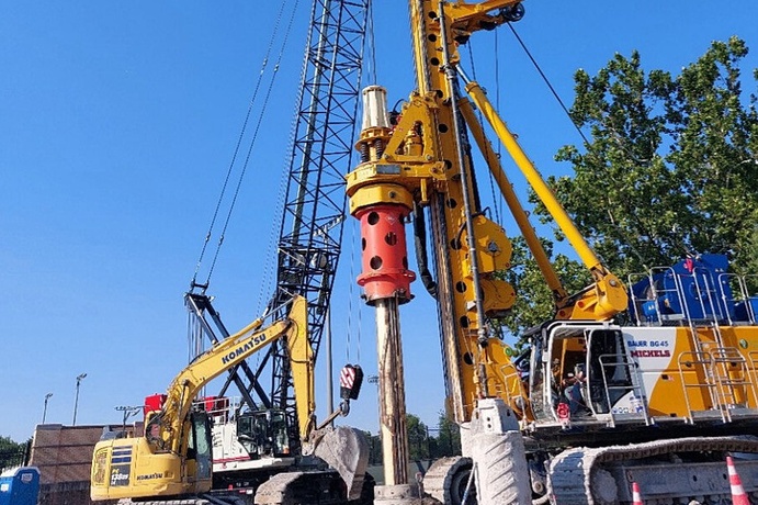 Secant pile drilling operations, which form part of the AWSP-01-01 Tunnel Extension project in Chicago