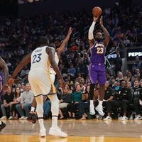 LeBron James dazzles in Lakers' win over Warriors